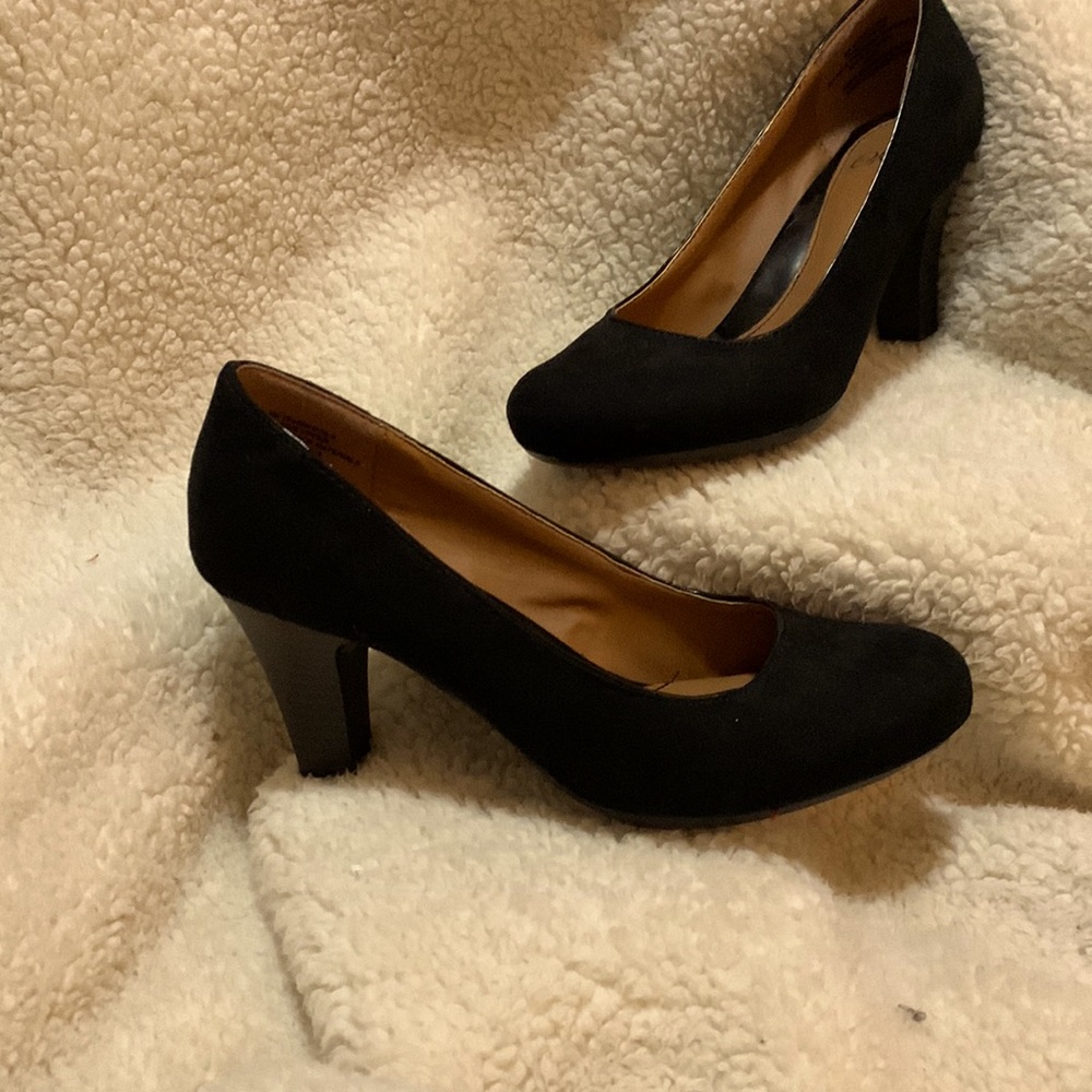 Black suede comfort heeled pumps